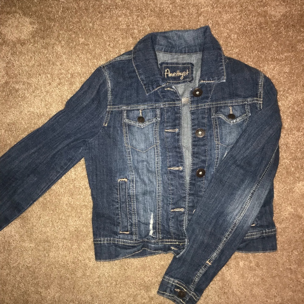 Denim jacket perfect for fall! 🍁
